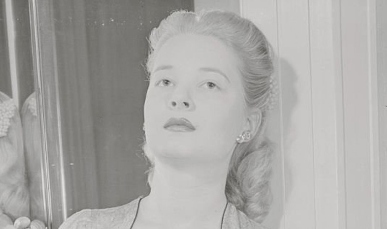 (Original Caption) Society Girl Makes Debut in Follies. New York. Lucy Cochrane, Boston society girl, makes her debut tonight in Ziegfeld Follies.