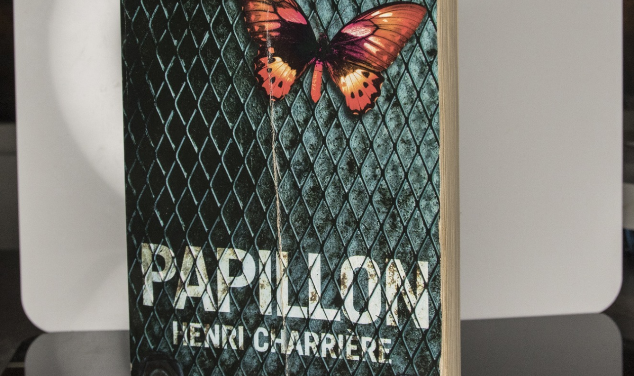  Bill Tompkins Book: PAPILLON by author Henri Charriere Archive