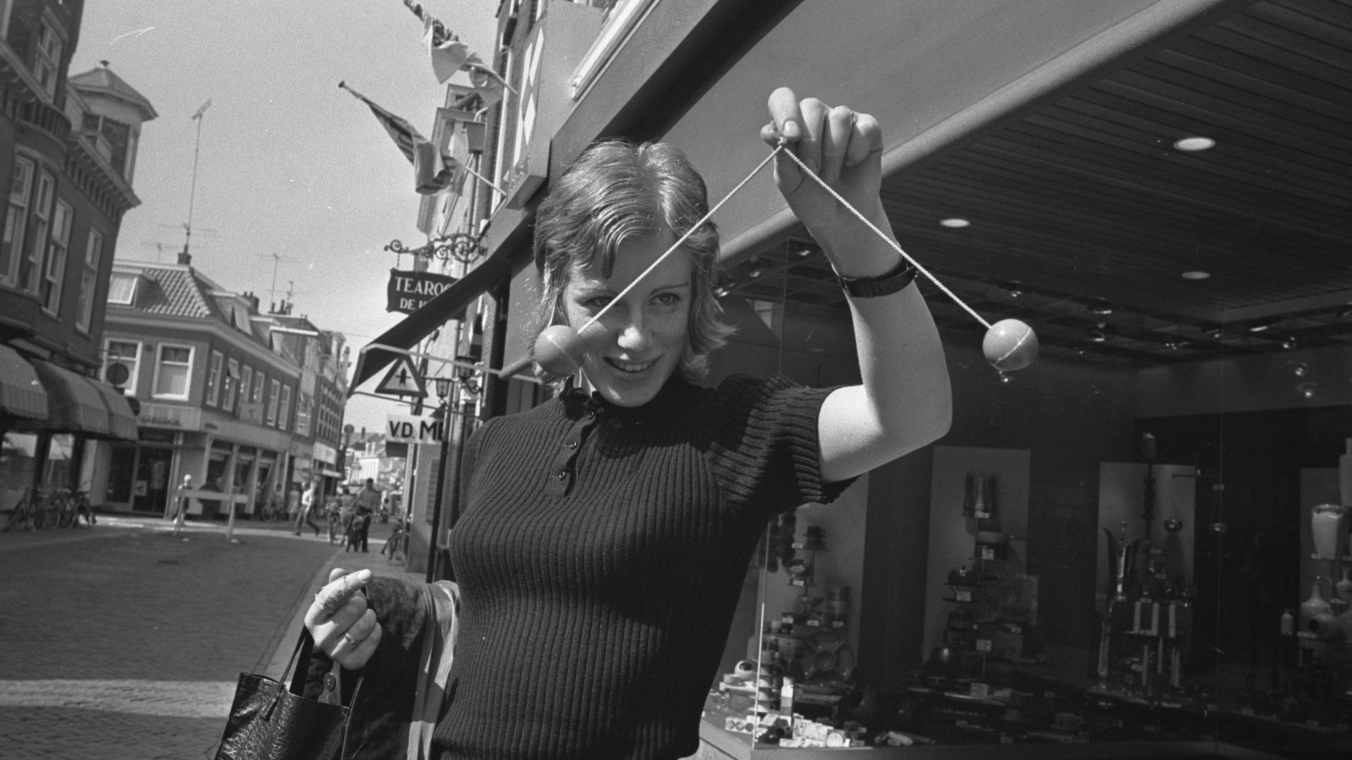 Collectie / Archief : Fotocollectie Anefo
Reportage / Serie : [ onbekend ]
Beschrijving : Mensen met een klik klak Amsterdam
Datum : 20 augustus 1971
Locatie : Amsterdam, Noord-Holland
Trefwoorden : speelgoed
Fotograaf : Punt, […] / Anefo
Auteursrechthebb
