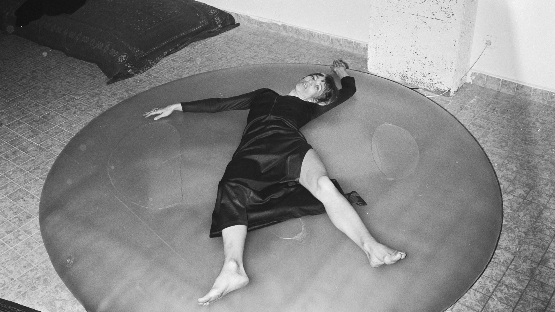 Collectie / Archief : Fotocollectie Anefo
Reportage / Serie : [ onbekend ]
Beschrijving : Demonstratie van een waterbed
Datum : 28 mei 1971
Locatie : Amsterdam, Noord-Holland
Trefwoorden : slaapkamers, waterbedden, winkels
Fotograaf : Peters, Hans / Anefo