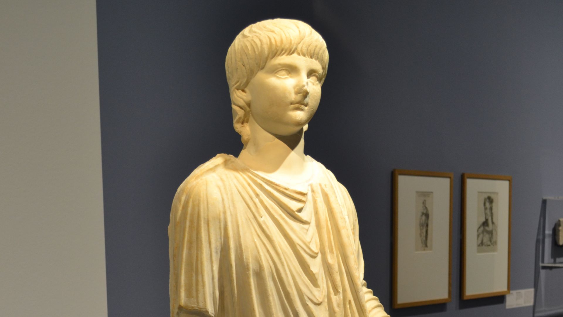 Statue d'enfant trouvée lors des fouilles du temple dédié à Auguste de Roselle dans le Latium. La tête appartenait à une petite fille d'environ 10 ans, identifiée à Claudia Octavia, fille de Claude et de Messaline, et le corps à un garçon