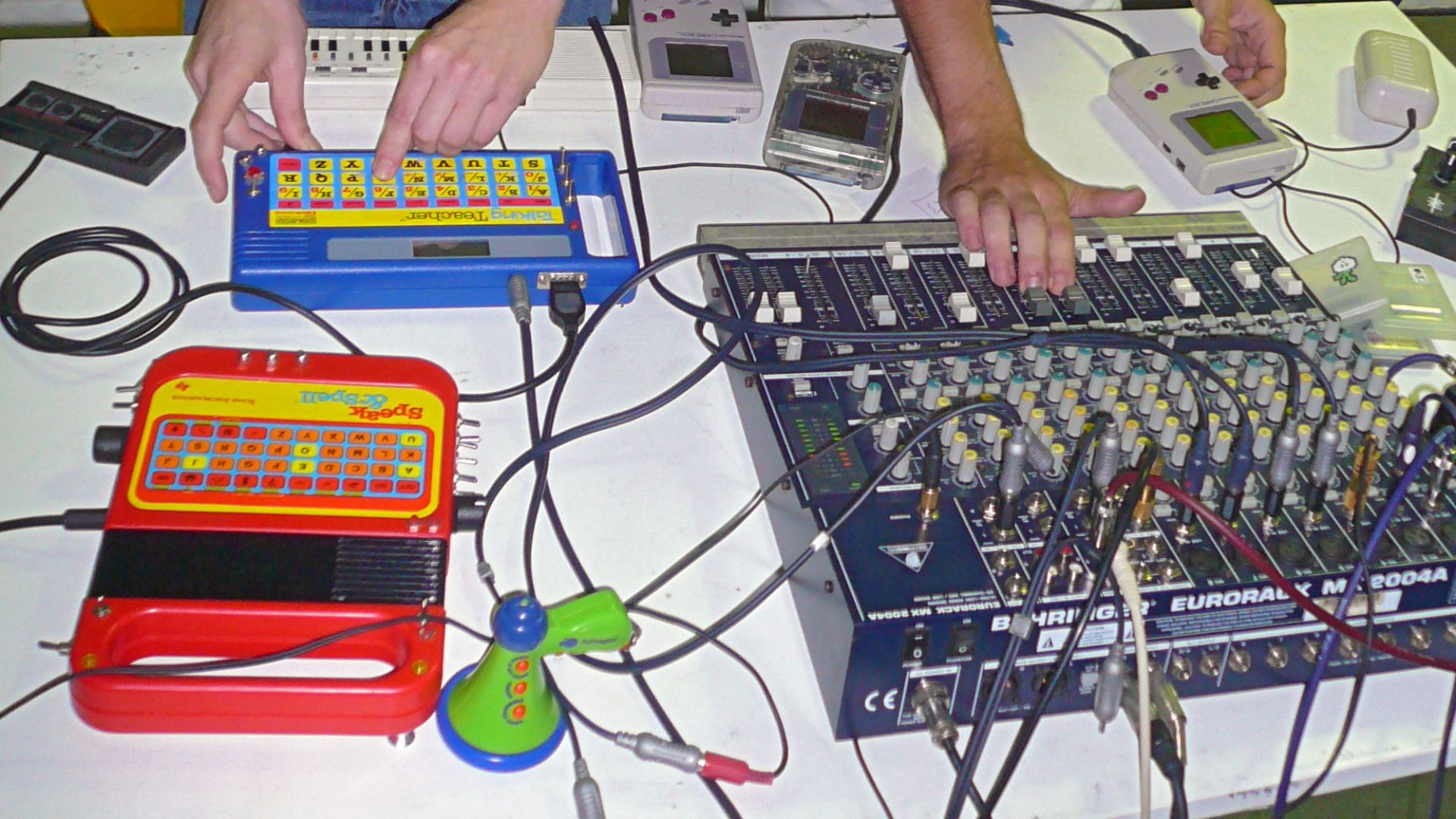 Tags: music live performance electronic gameboy casiotone talking teacher speak&spell blogged procsilas.net geek cables hands