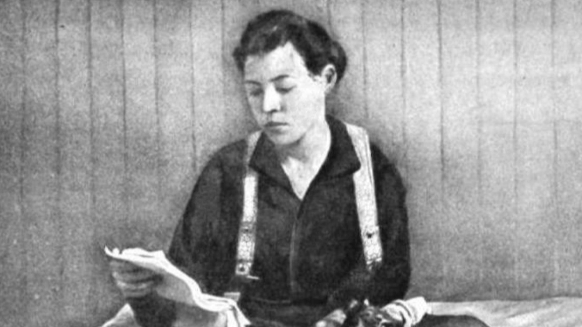 Pearl Hart seated in a jail cell