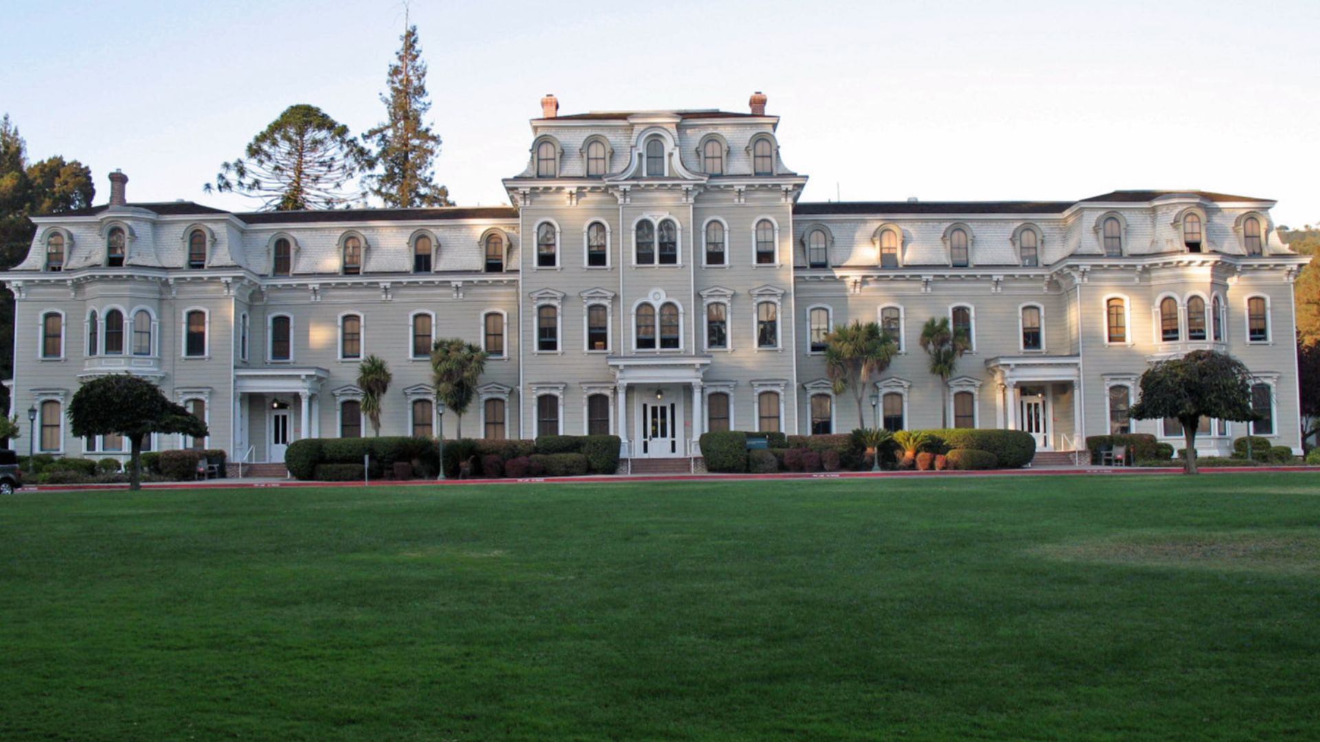 w:National Register of Historic Places listings in Alameda County, California.

Mills Hall, Mills College campus, Oakland, California, USA. Photographed 2008-09-28 from the green to the southwest of the building. 
Camera location37° 46′ 44.83″ N, 122° 10′