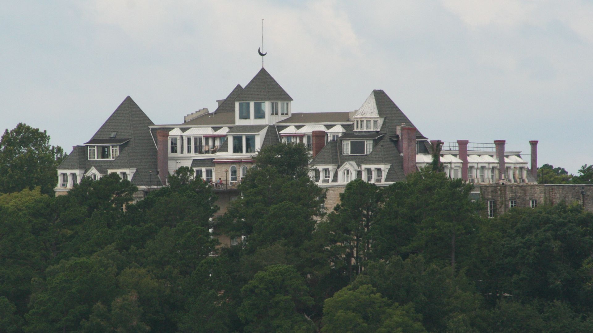 File:Crescent Hotel from Magnetic Mountain, Eureaka Springs Arkansas.jpg