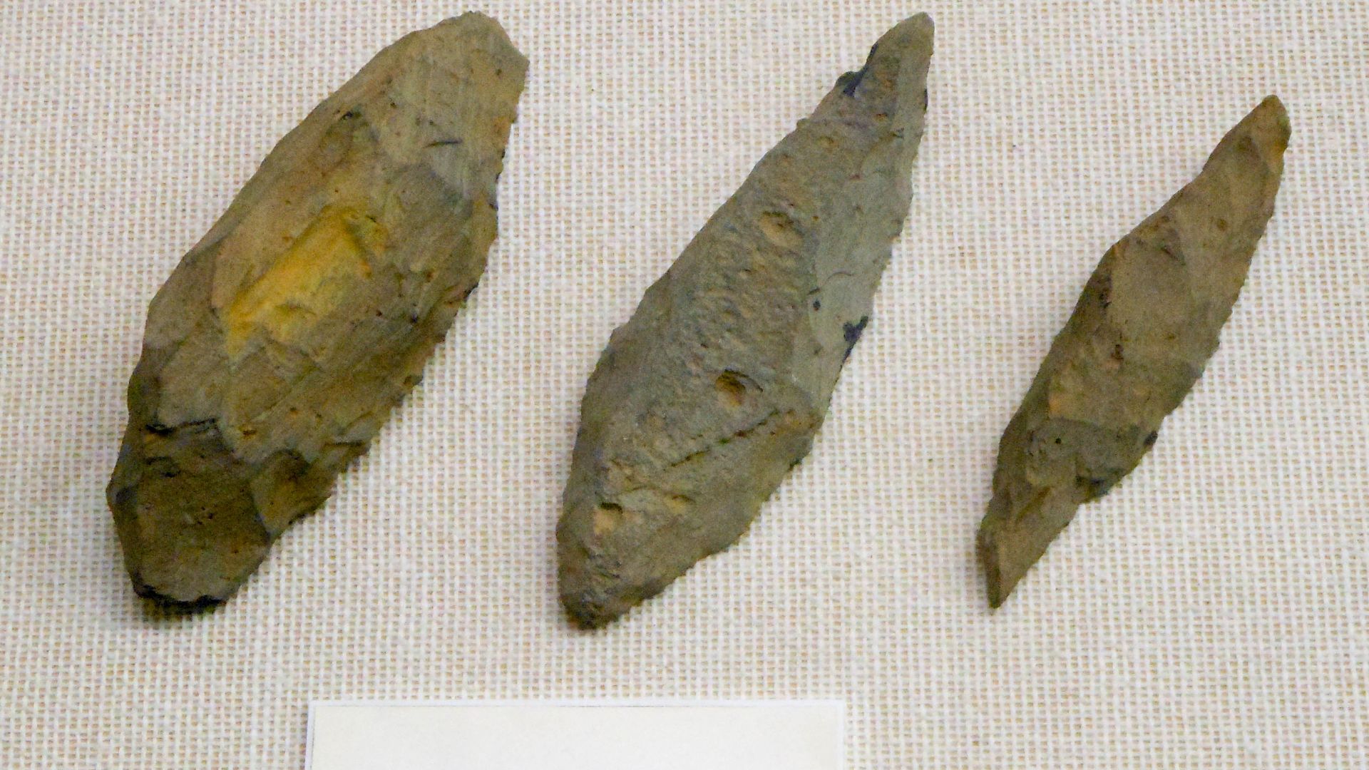 File:Pyramid shaped stone tools 18-13ka Oimatsuyama Saga.JPG
