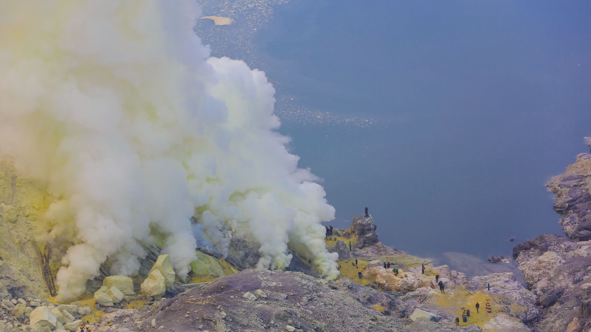 File:Kawah-Ijen Indonesia The-sulfur-mine-at the-floor-of-the-crater-01.jpg