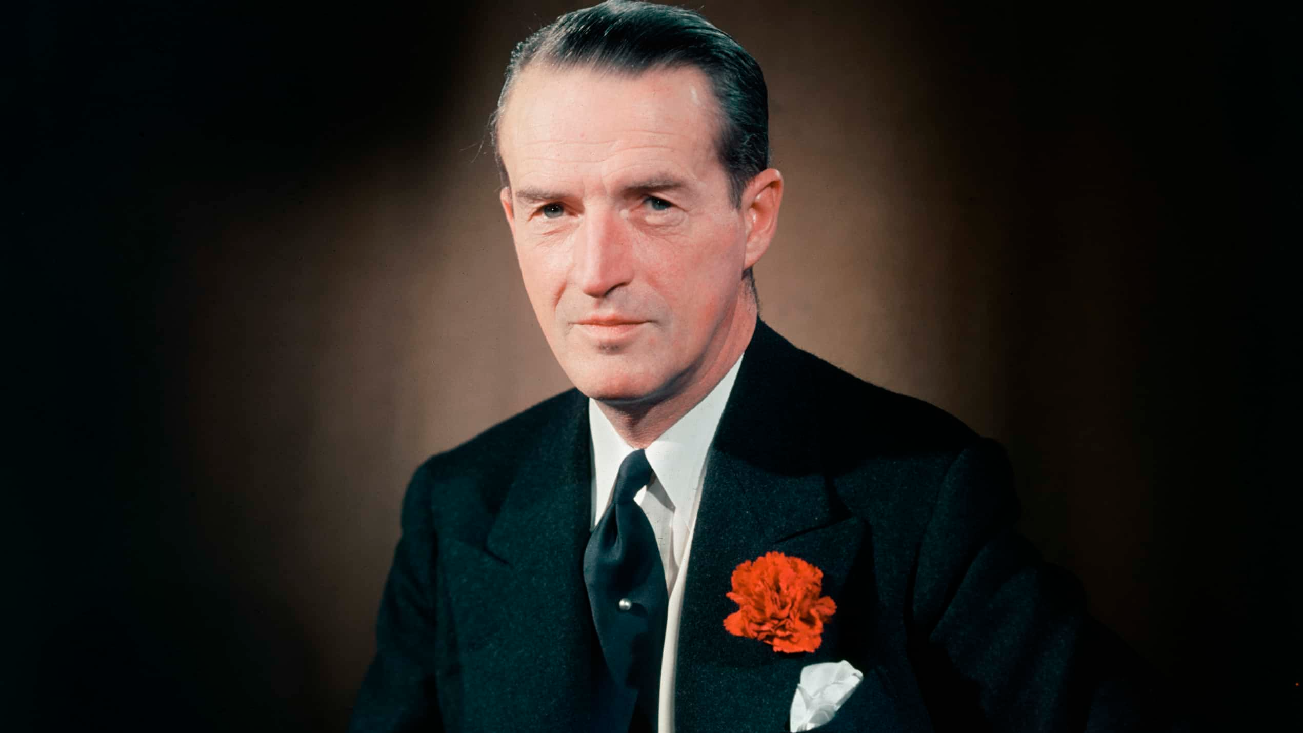 Gettyimages - 3094750, Duke Of Argyll Ian Campbell, the 11th Duke of Argyll (1903 - 1973), wearing a red carnation in his buttonhole, circa 1955. 
