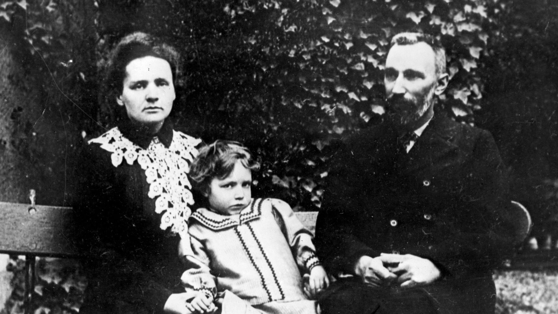 File:Portret van drie Nobelprijswinnaars op een bankje, SFA001004693.jpg