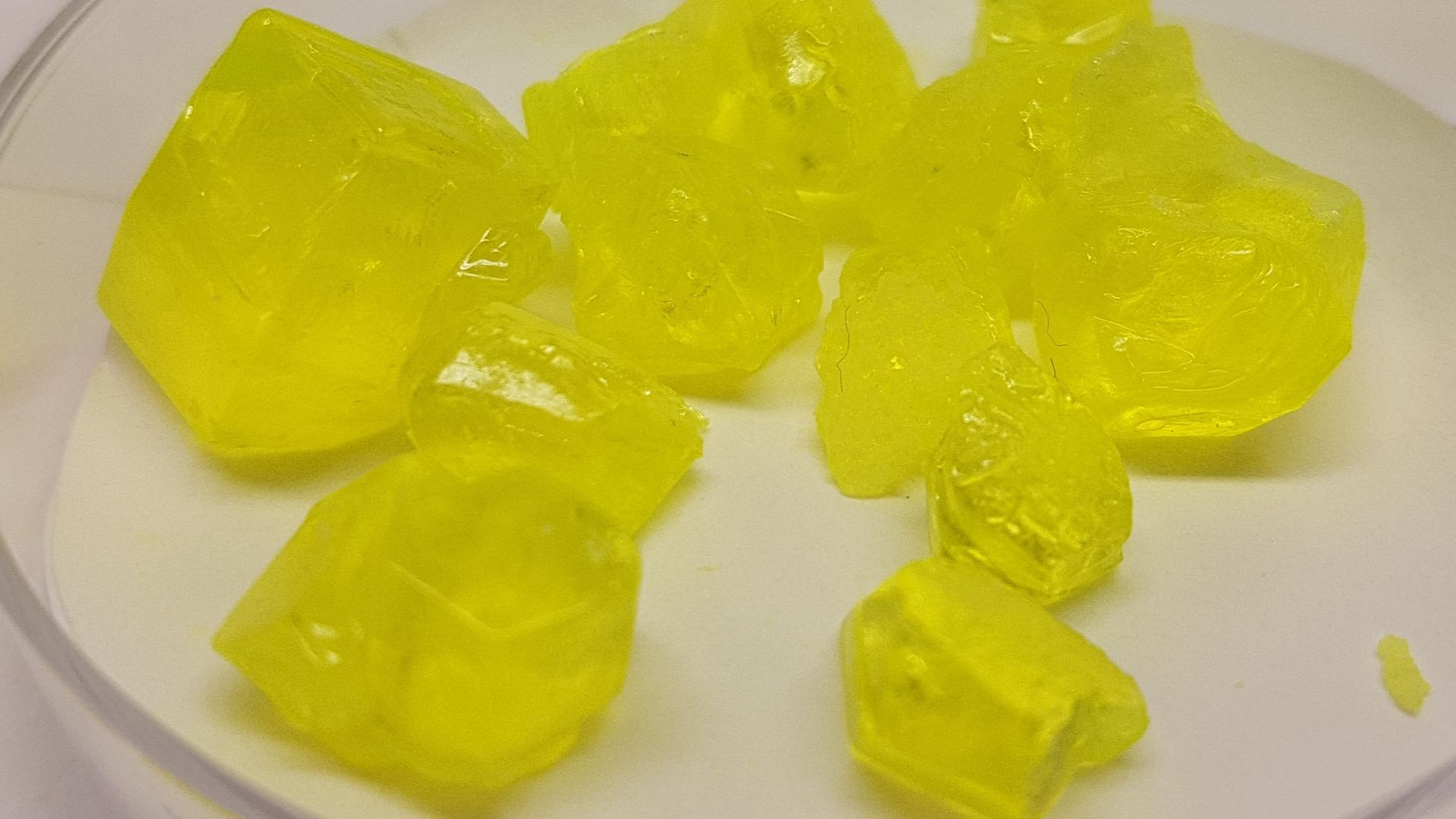 File:Uranylnitrate crystals.jpg