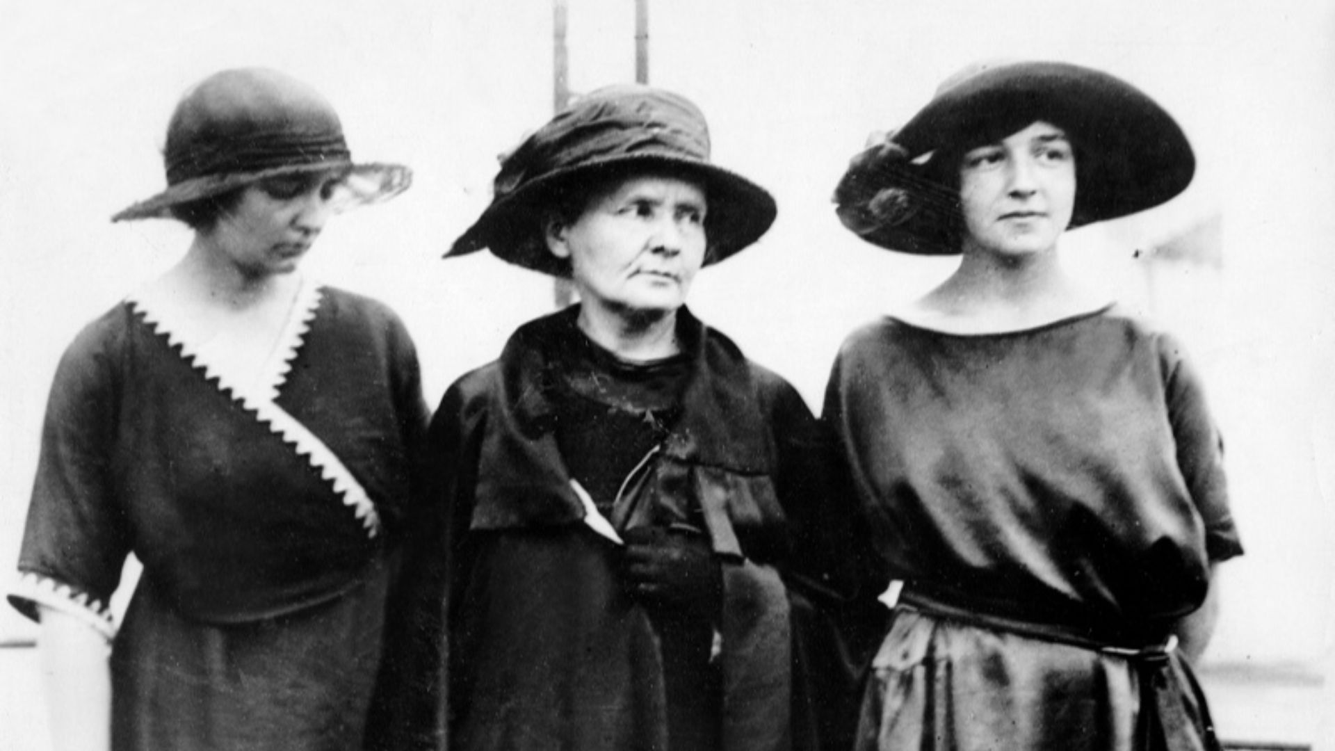 File:Irène, Marie et Ève Curie.jpg