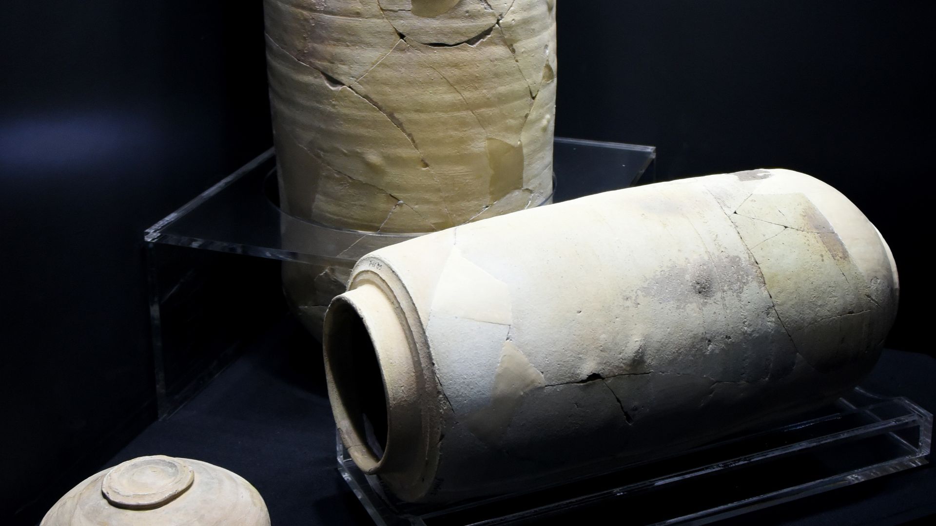 File:Two Dead Sea Scrolls Jars at the Jordan Museum, Amman.jpg