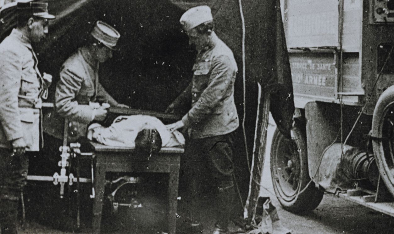  Gettyimages - 1485071705, World War One: Marie Curie and Mobile X-ray unit 1916 