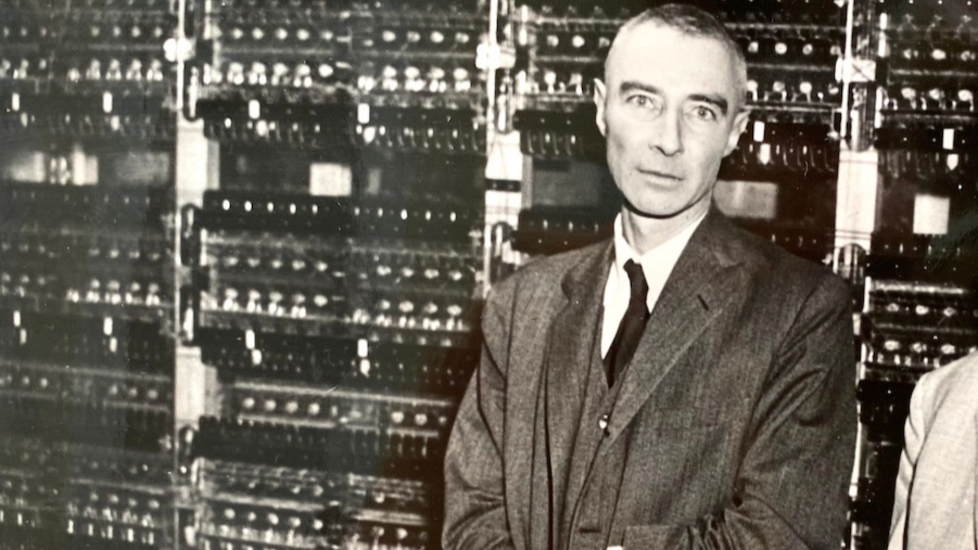 File:Oppenheimer and von Neumann in front of the IAS machine.jpg