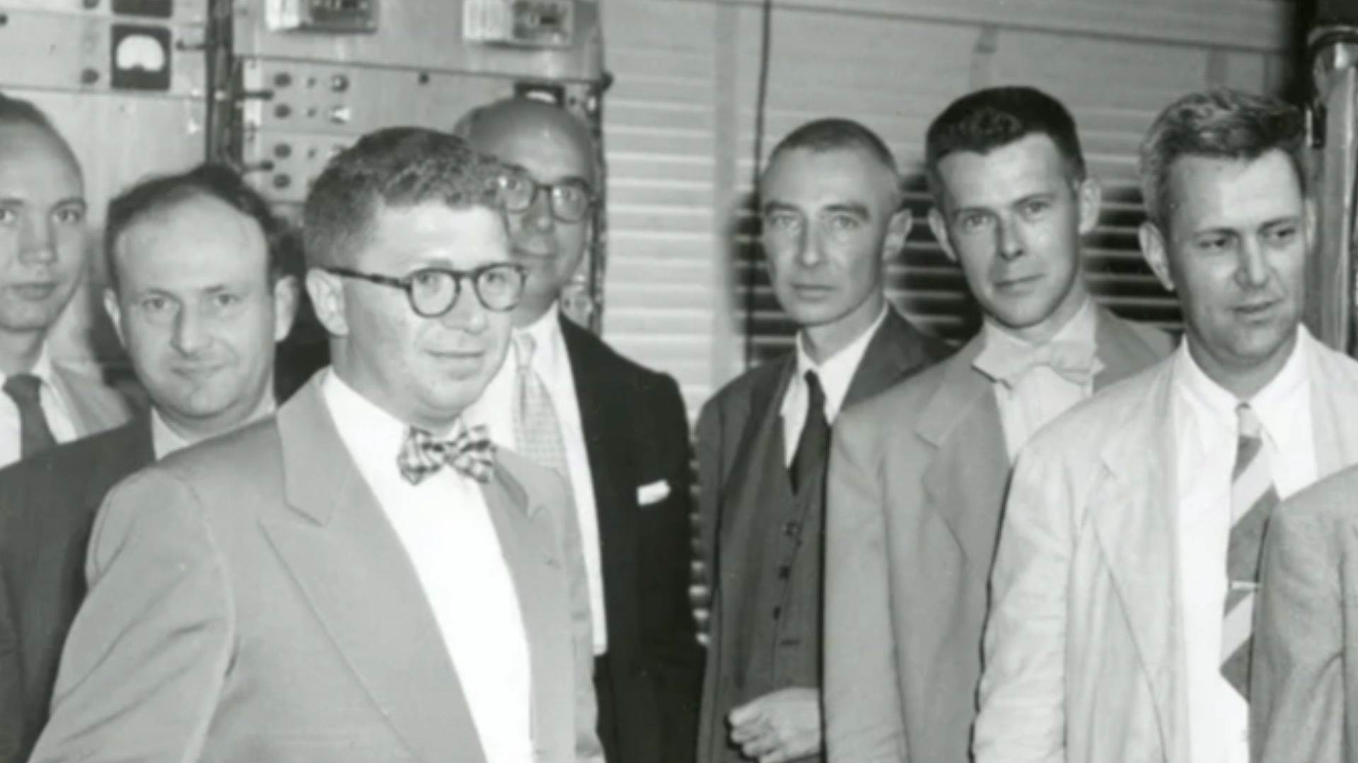 File:Lewis Strauss and Robert Oppenheimer in group of scientists and engineers.webp