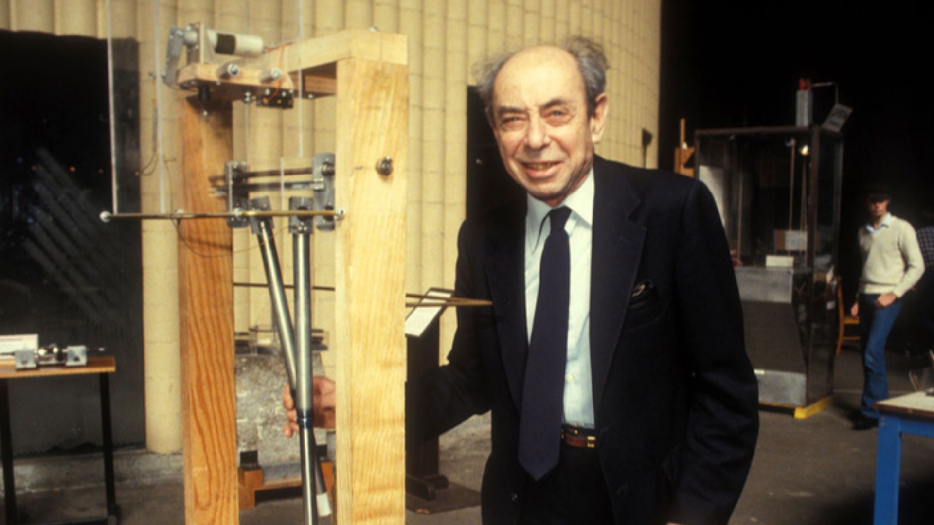 File:Frank Oppenheimer with Exploratorium Exhibit.jpg