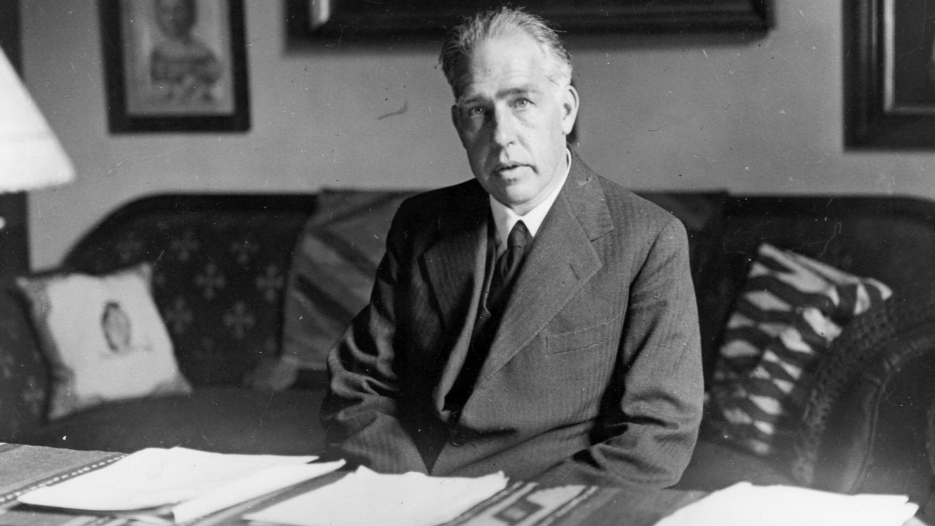File:Niels Bohr 1935.jpg