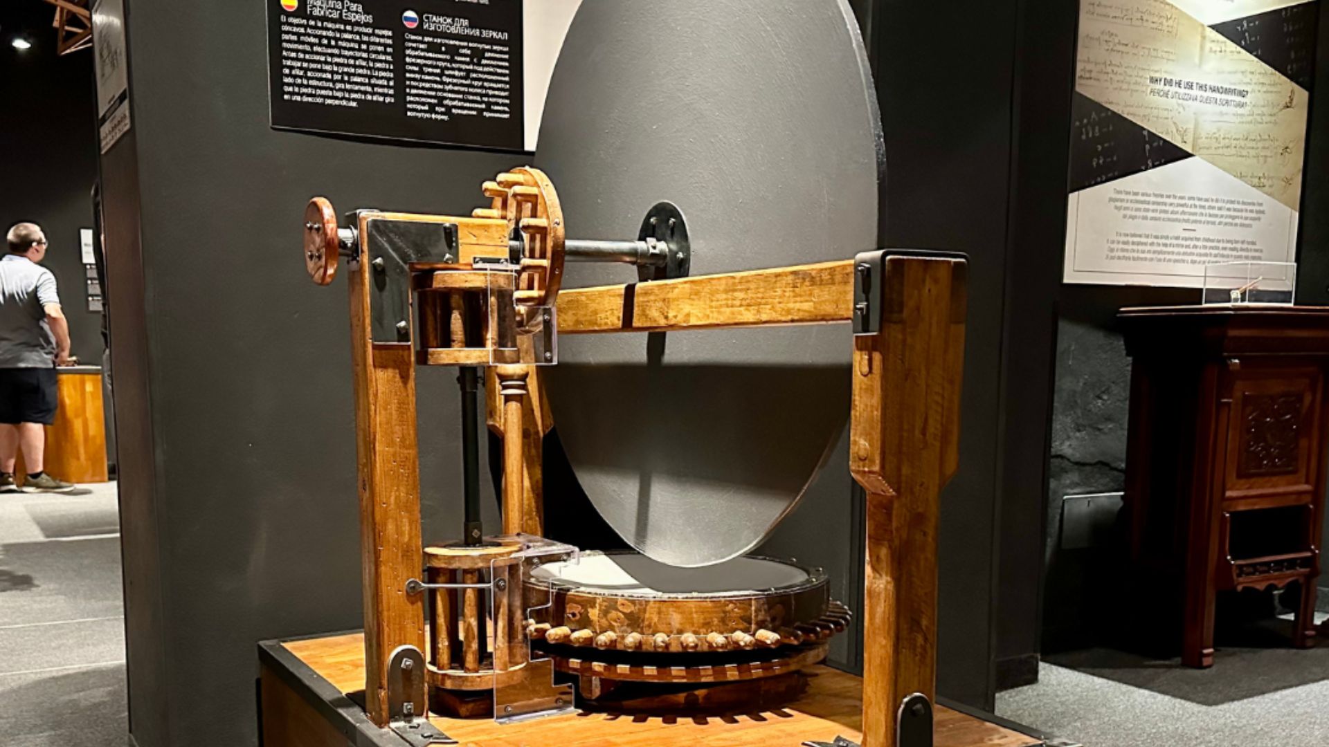 File:Leonardo Interactive Museum - Macchina per la fabbricazione di specchi concavi disegnata da Leonardo da Vinci.png