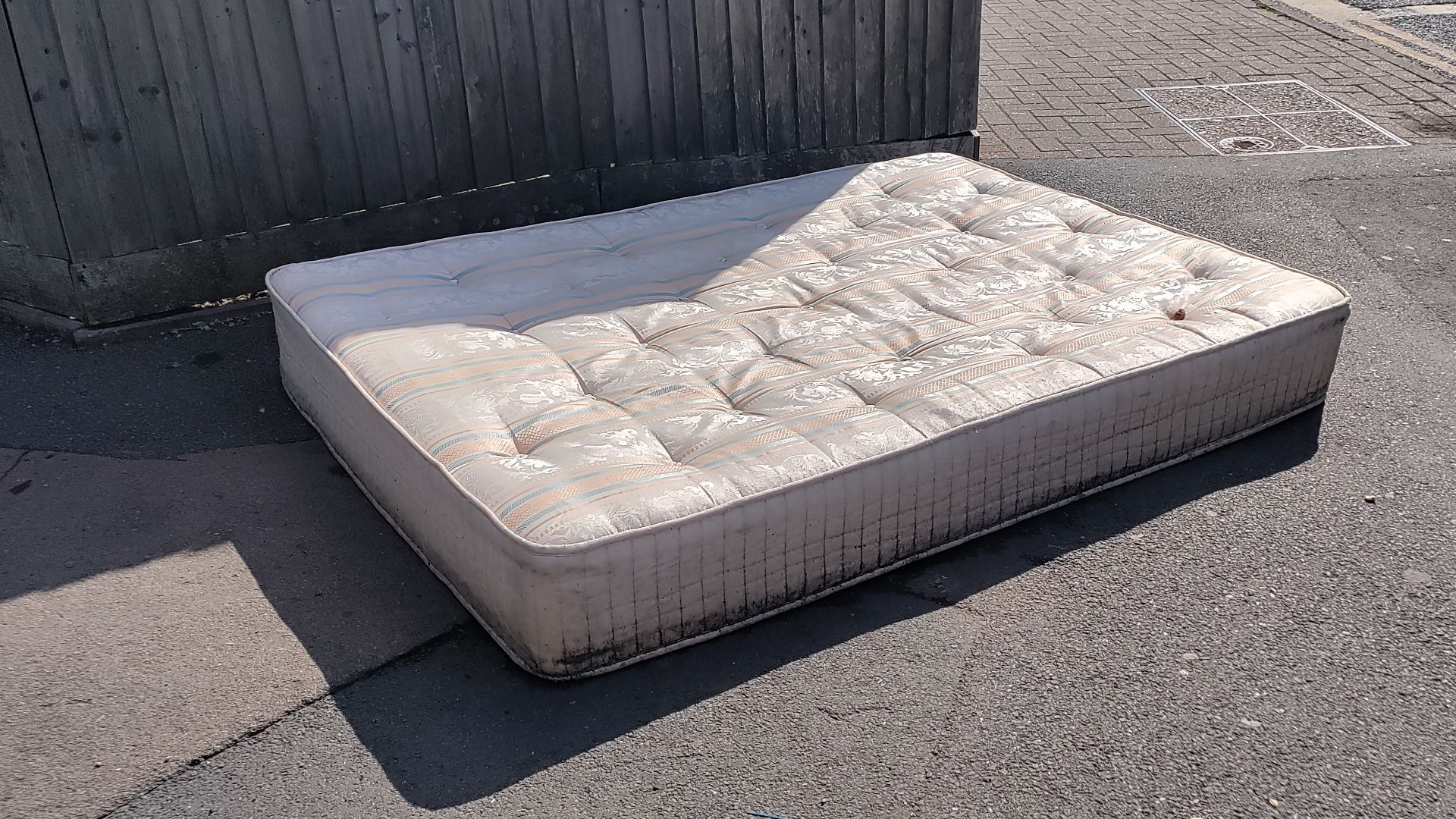 File:Mattress in Coventry July 29 2021.jpg