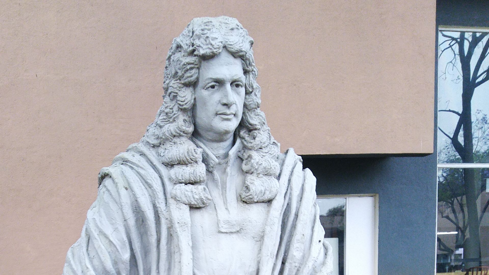 File:Statue of Isaac Newton in IUCAA.jpg