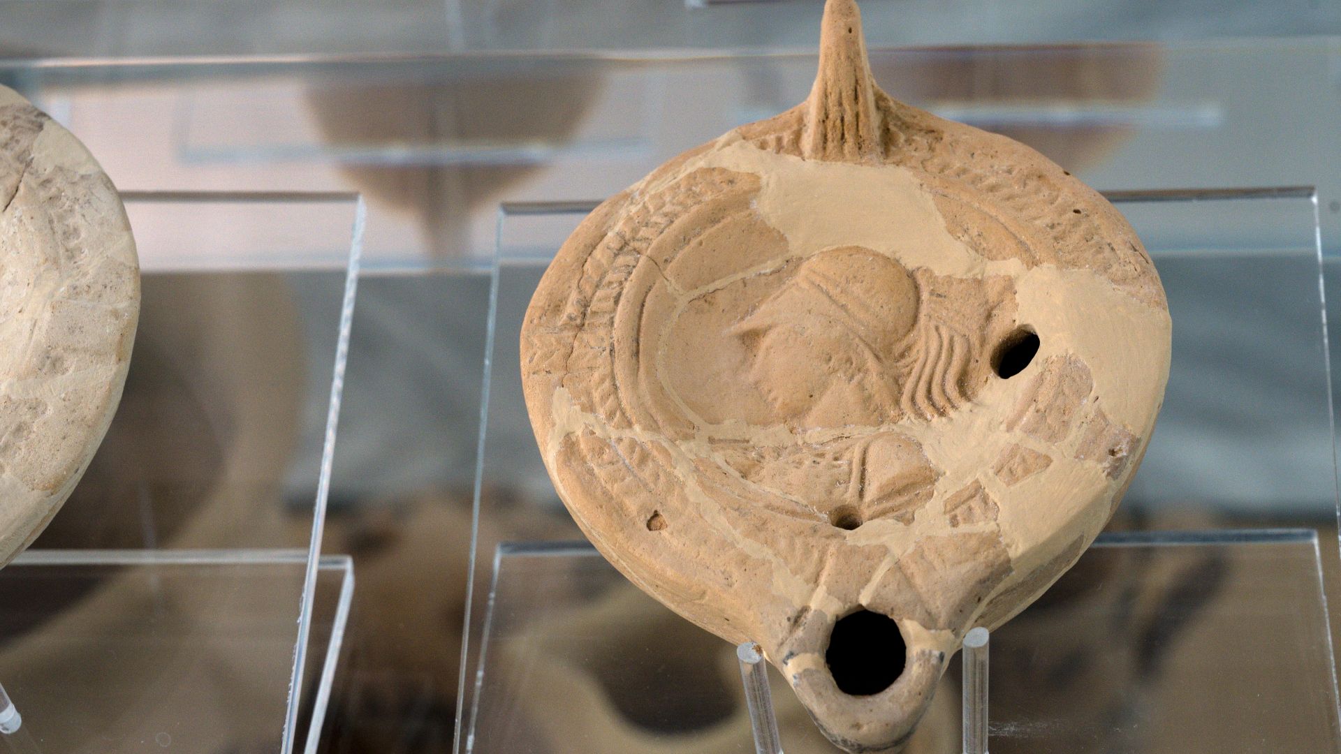 File:Oil lamp, 3rd c AD, AM of Nemea, 201854.jpg