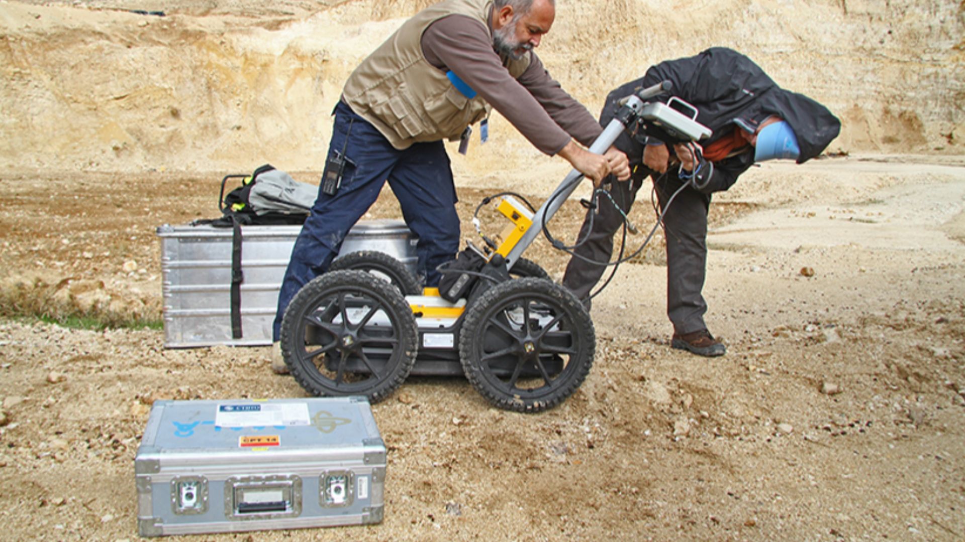 File:The inspection team sets up the ground-penetrating radar equipment (15709616830).jpg
