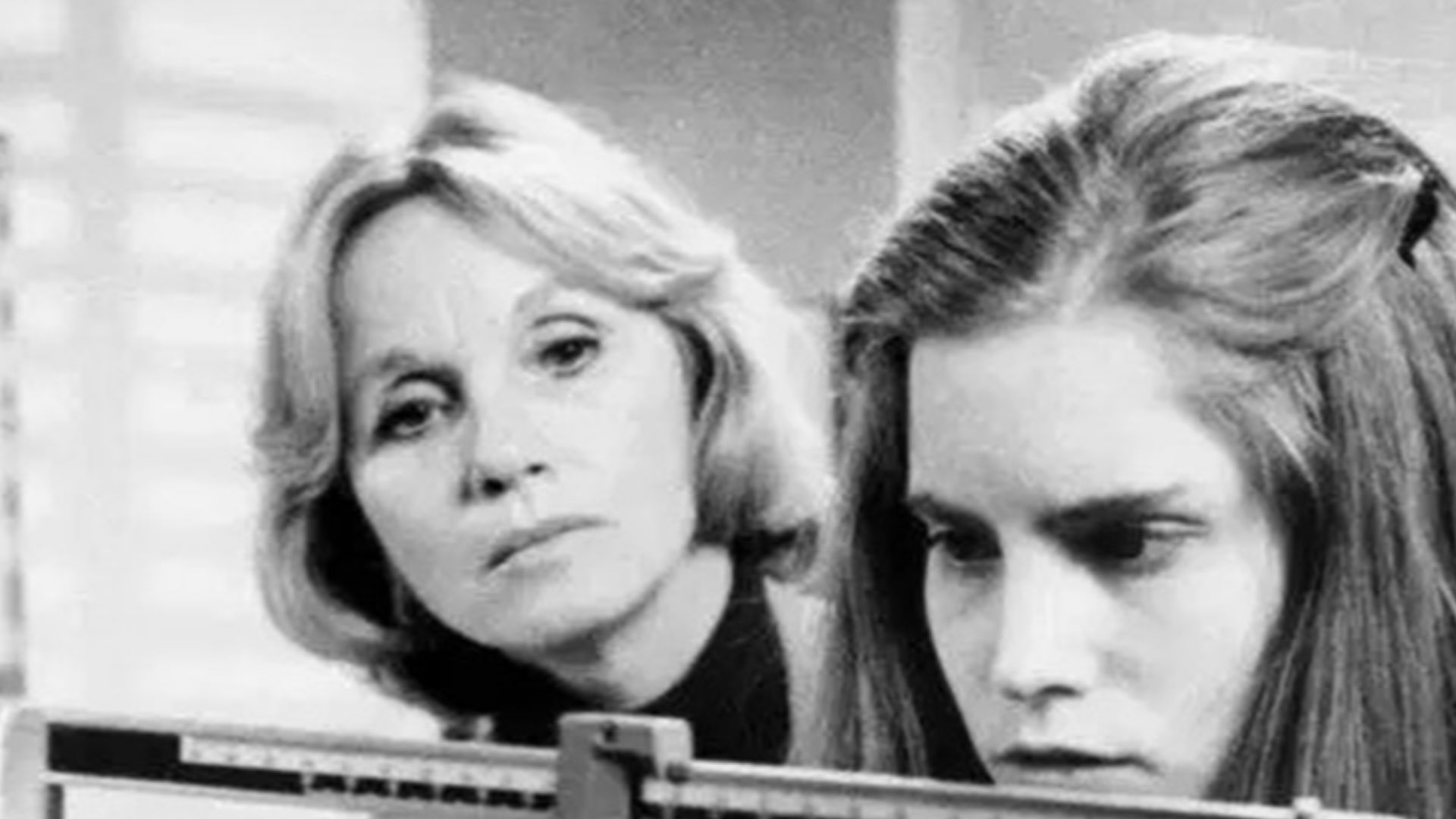 File:Eva Marie Saint & Jennifer Jason Leigh (1981).jpg