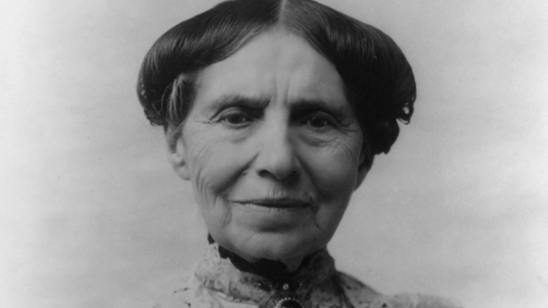 File:Clara Barton, bust portrait, in old age LCCN2017646787.jpg