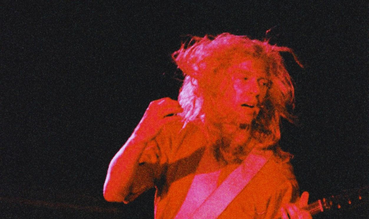 Gettyimages - 97997971, Def Leppard Perform At London Wembley Arena In 1988 LONDON, UNITED KINGDOM - APRIL 12: Steve Clark of Def Leppard performs on stage at Wembley Arena on April 12th, 1988 in London, England, on their 'Hysteria' world tour.