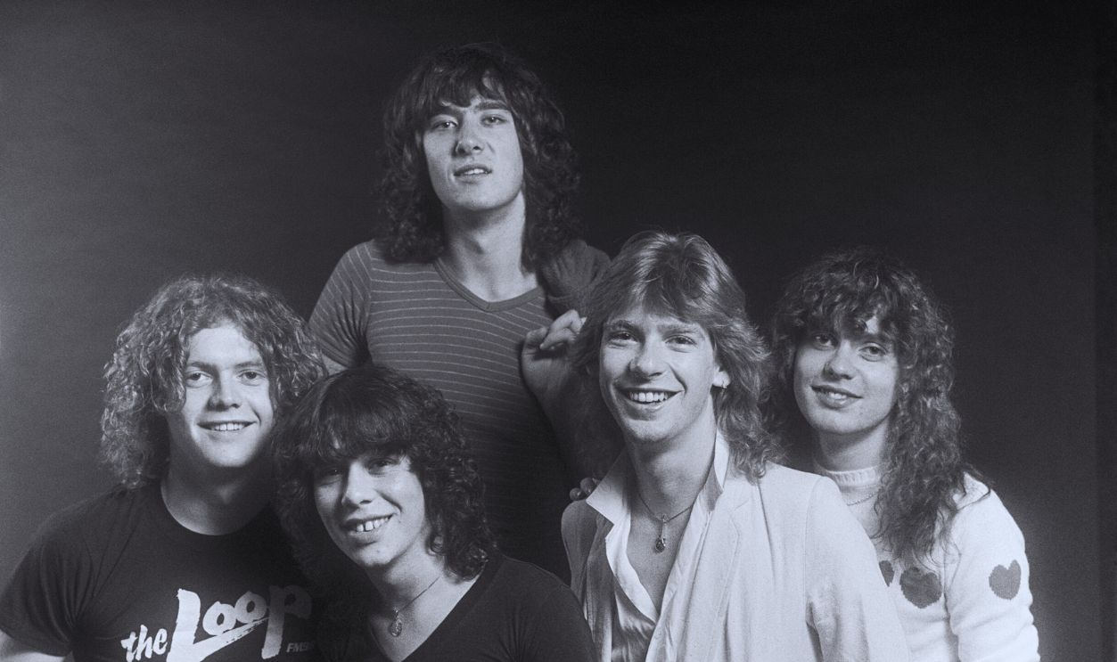 Gettyimages  - 1065570078, Def Leppard Plays The Fox Theater, Atlanta ATLANTA - SEPTEMBER 4: (L-R) Drummer Rick Allen, songwriter-guitarist Pete Willis (in front), lead singer Joe Elliott, lead songwriter and guitarist Steve Clark and bassist Rick Savage of Def Leppard are photographed before performing at The Fabulous Fox Theater on September 4, 1981 in Atlanta, Georgia.