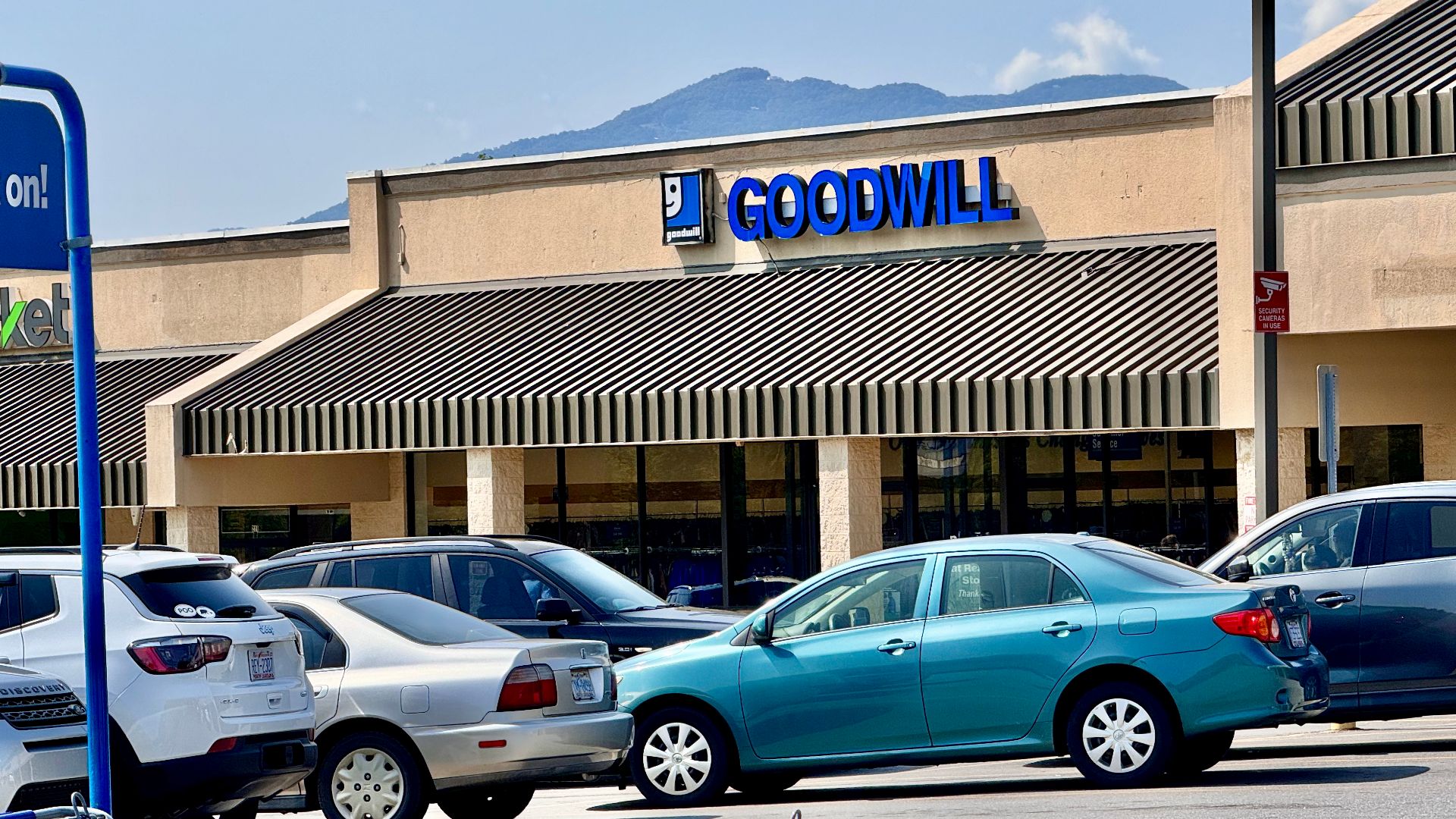 File:A typical Goodwill shopping center store in Clyde, North Carolina.jpg