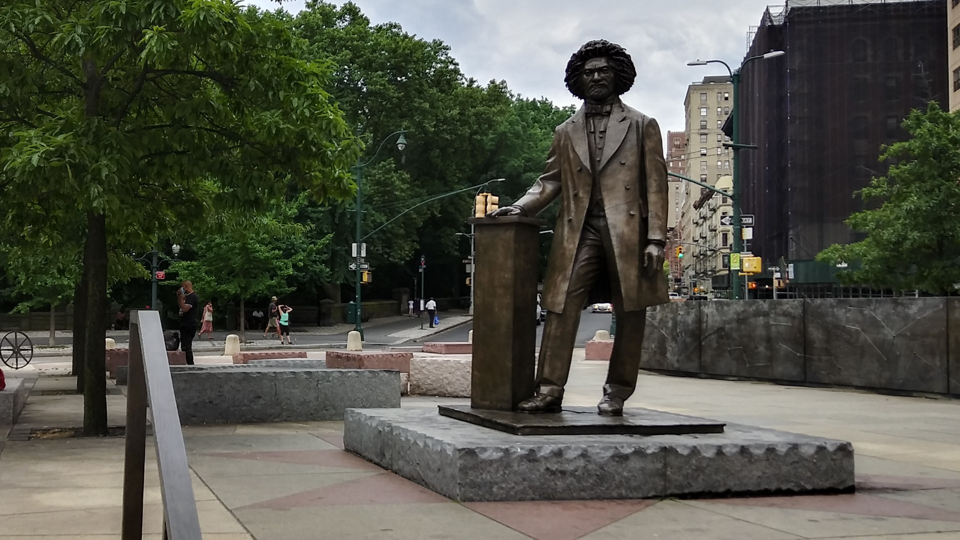 File:Frederick Douglass statue, 110th St & Central Park West 13.jpg