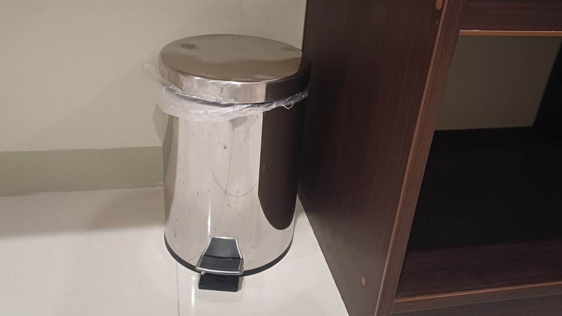 File:Silver trash can at Gateway Hotel room.jpg