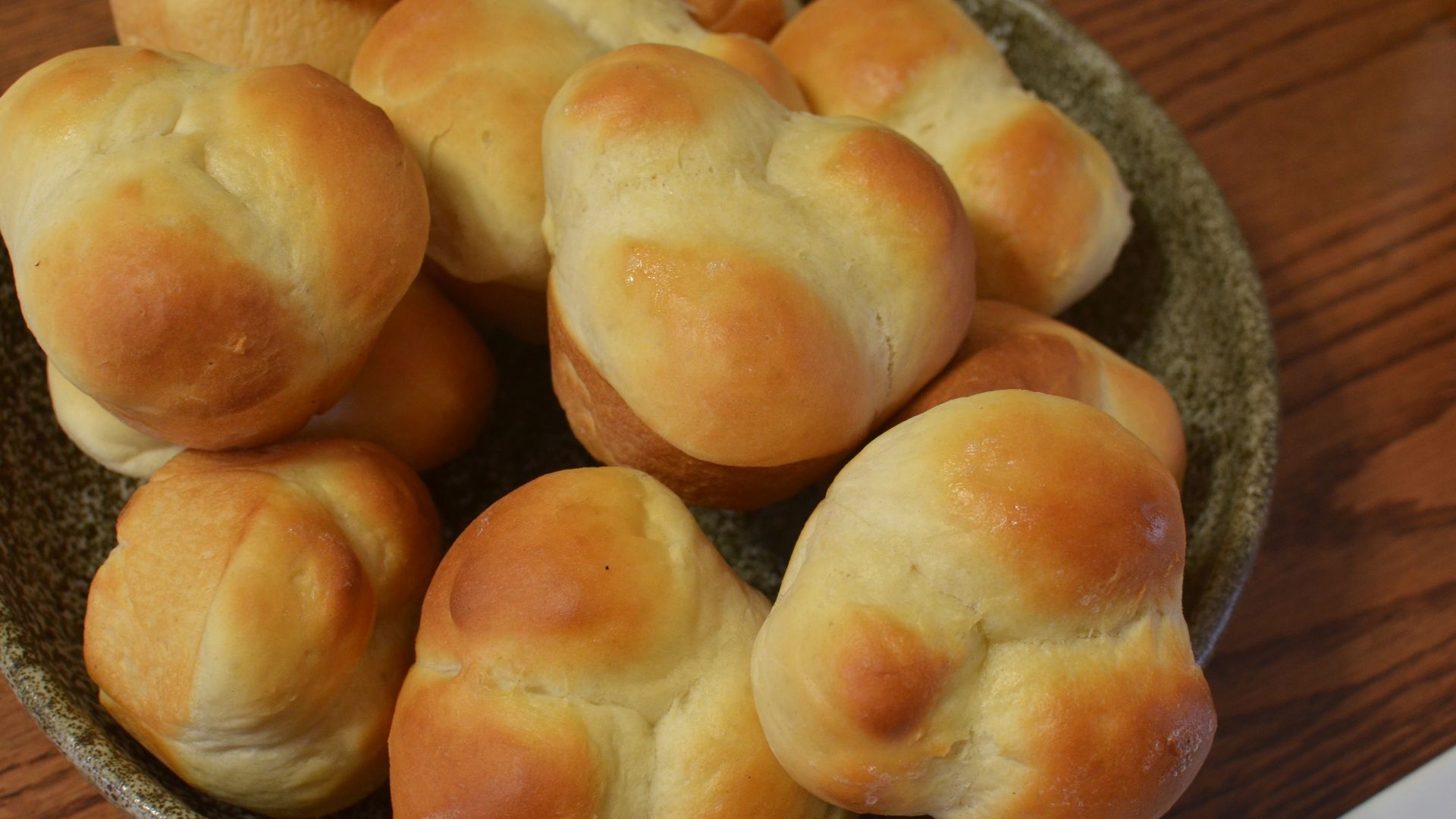 File:Fresh hot dinner rolls (8214213532).jpg