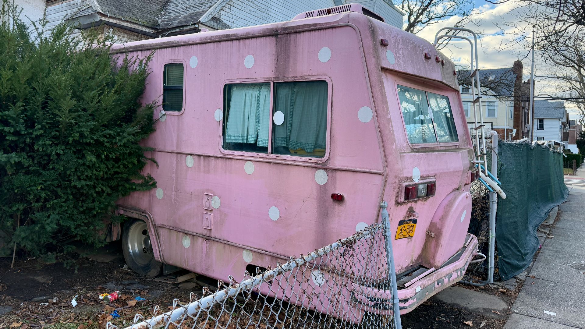 File:Pink mobile home - 02.jpg