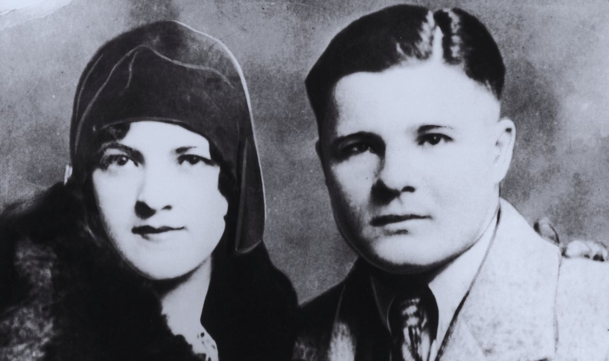 Gettyimages - 3245315, Pretty Boy Floyd circa 1935: Portrait of American criminal Charles Arthur 'Pretty Boy' Floyd (1904-1934) posing with Beulah Ash.