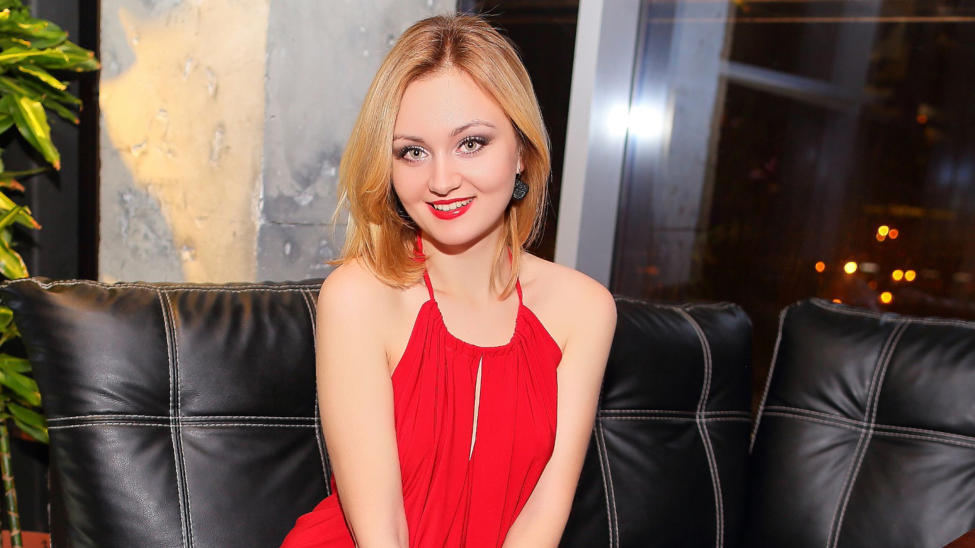 File:Model in a red dress (1).jpg