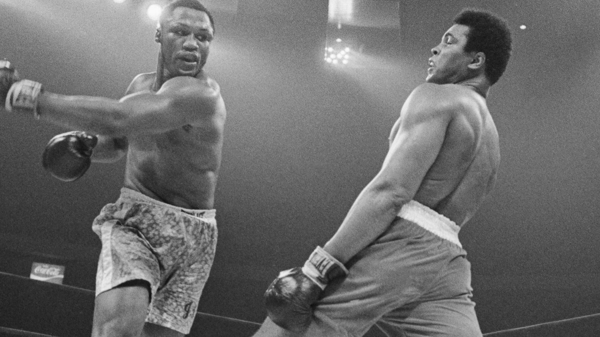 File:Muhammad Ali avoids punch from Joe Frazier (Lighter scan).jpg