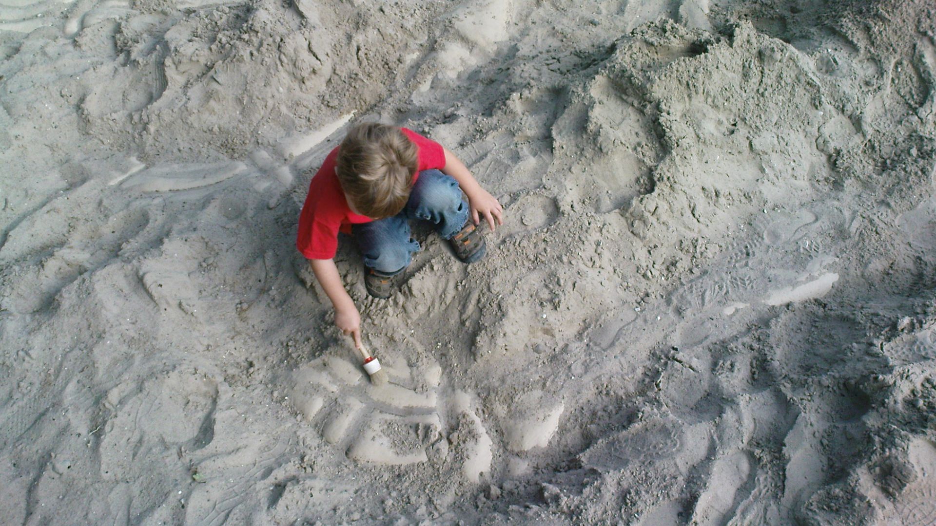 File:Excavation of a Dinosaur Model 2009.jpg