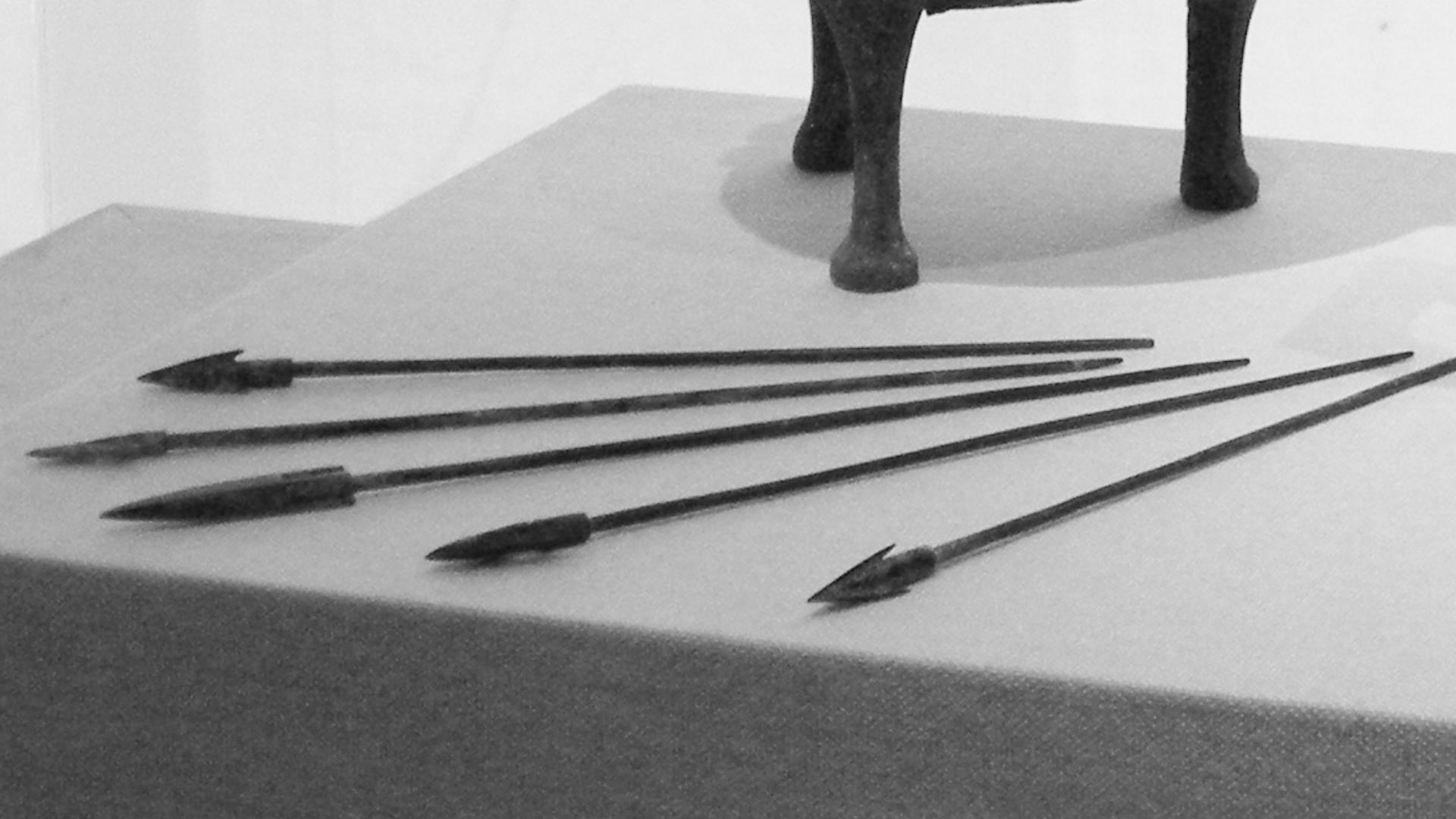 File:5 arrows, 2 dings 01A.jpg