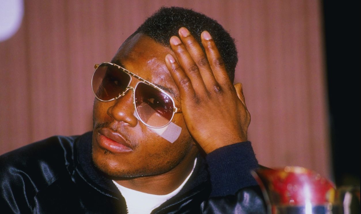   Gettyimages - 1789541, Meldrick Taylor 18 Mar 1990: Meldrick Taylor holds his head as he watches a video replay of his fight. 
