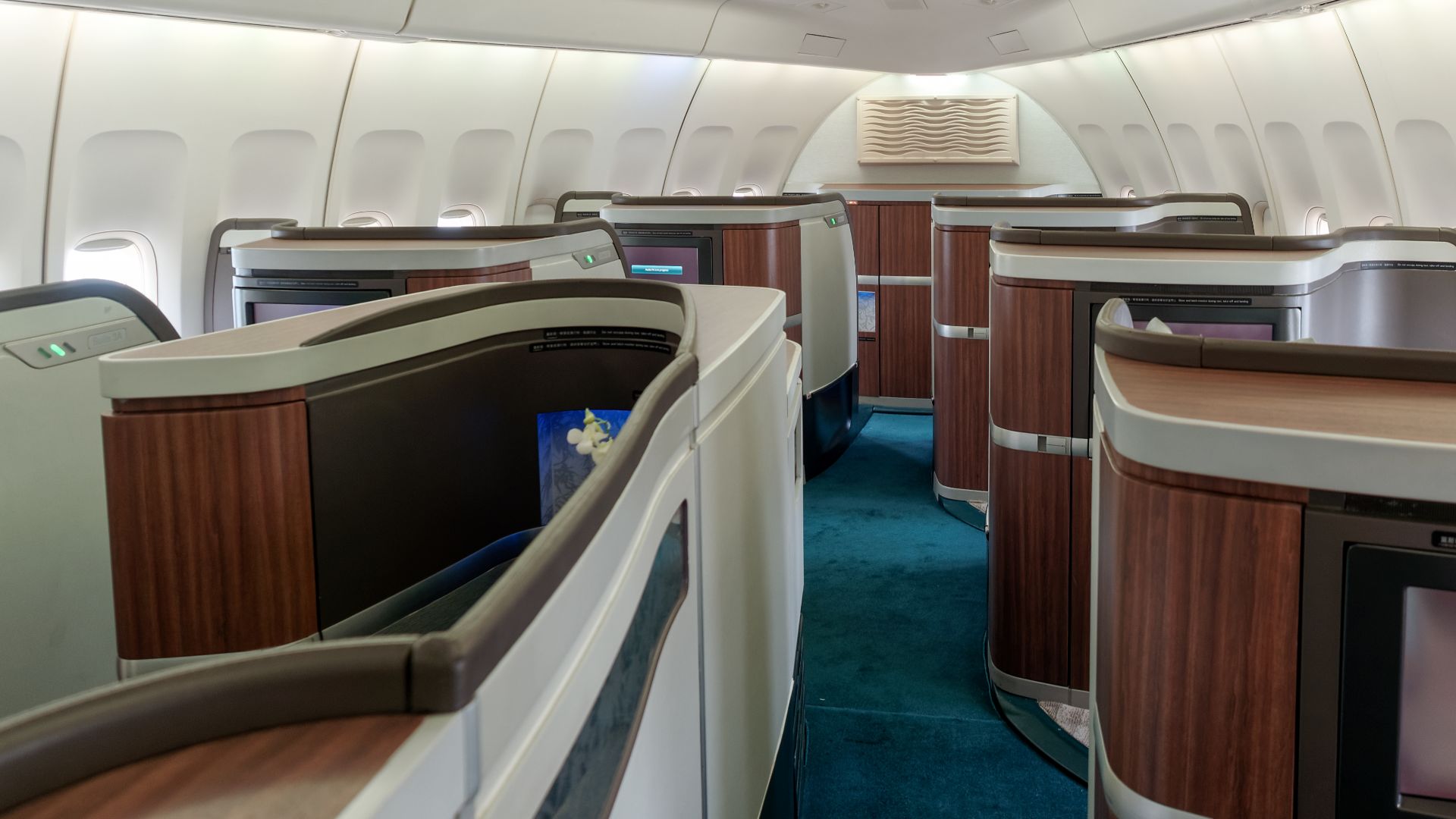 File:First class cabin B747-400 Cathay Pacific.jpg