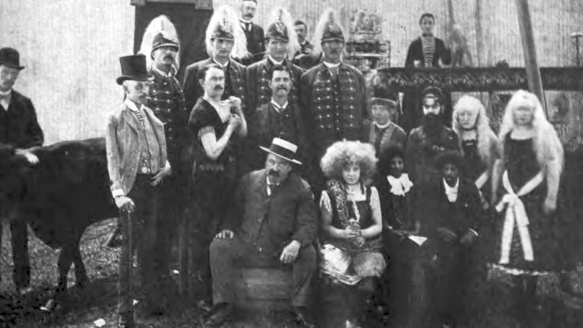File:Groups of freaks, Miss Ivy, a moss-haired girl, in the center.jpg
