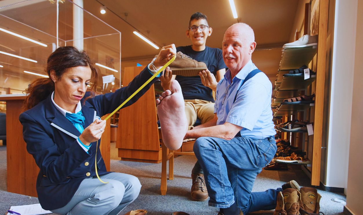 Gettyimages - 976183300, The Man With The World's Biggest Feet Wears a Size 68 04 June 2018, Vreden, Germany: The right foot of Jeison Rodriguez, the man with the world's biggest feet, is being measured by Lucia Sinigagliesi, Judge of the Guniess World Records and Georg Wessels of the Oversized shoe making workshop 
