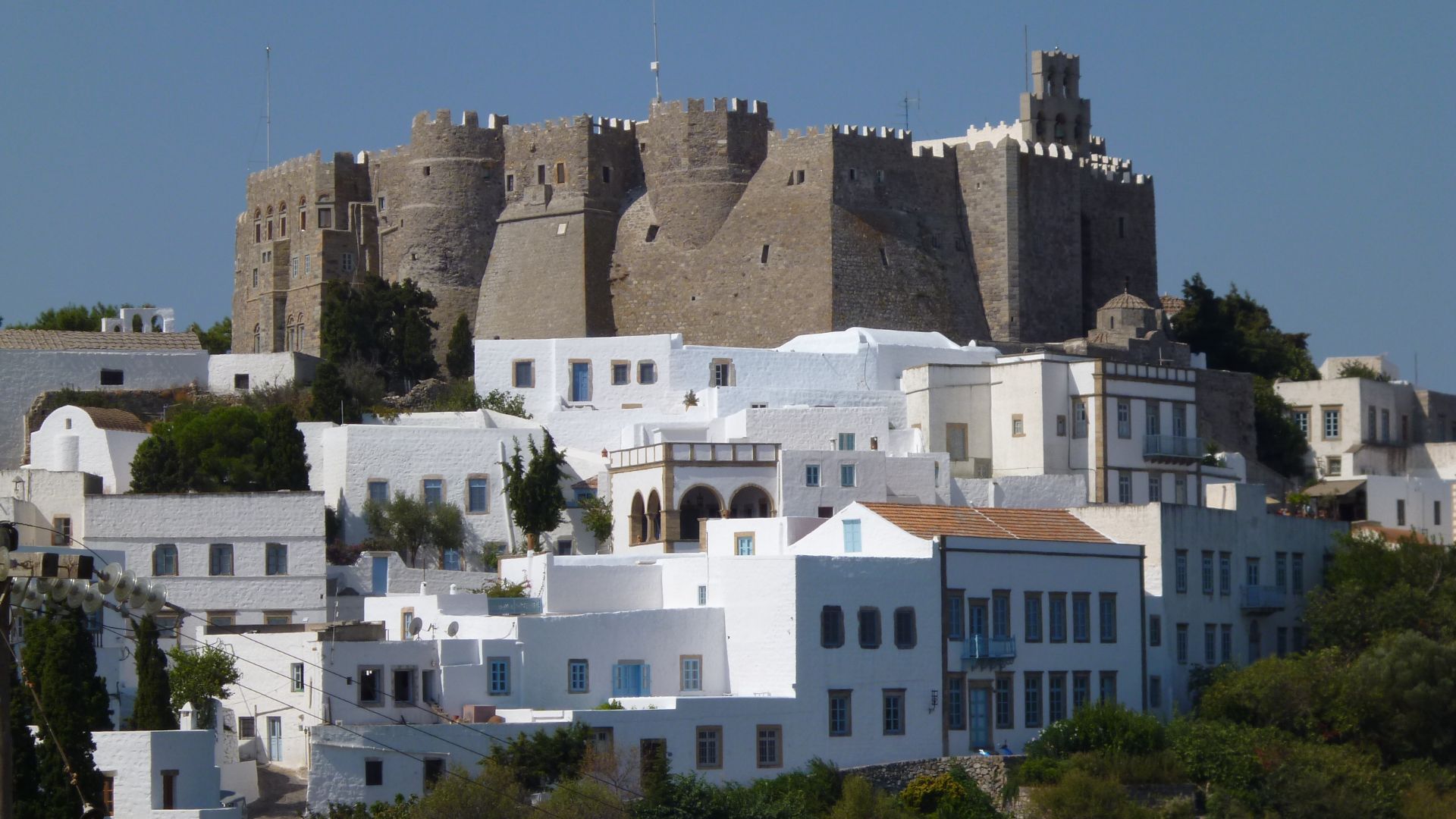 File:Chora di Patmos con il Monastero di San Giovanni