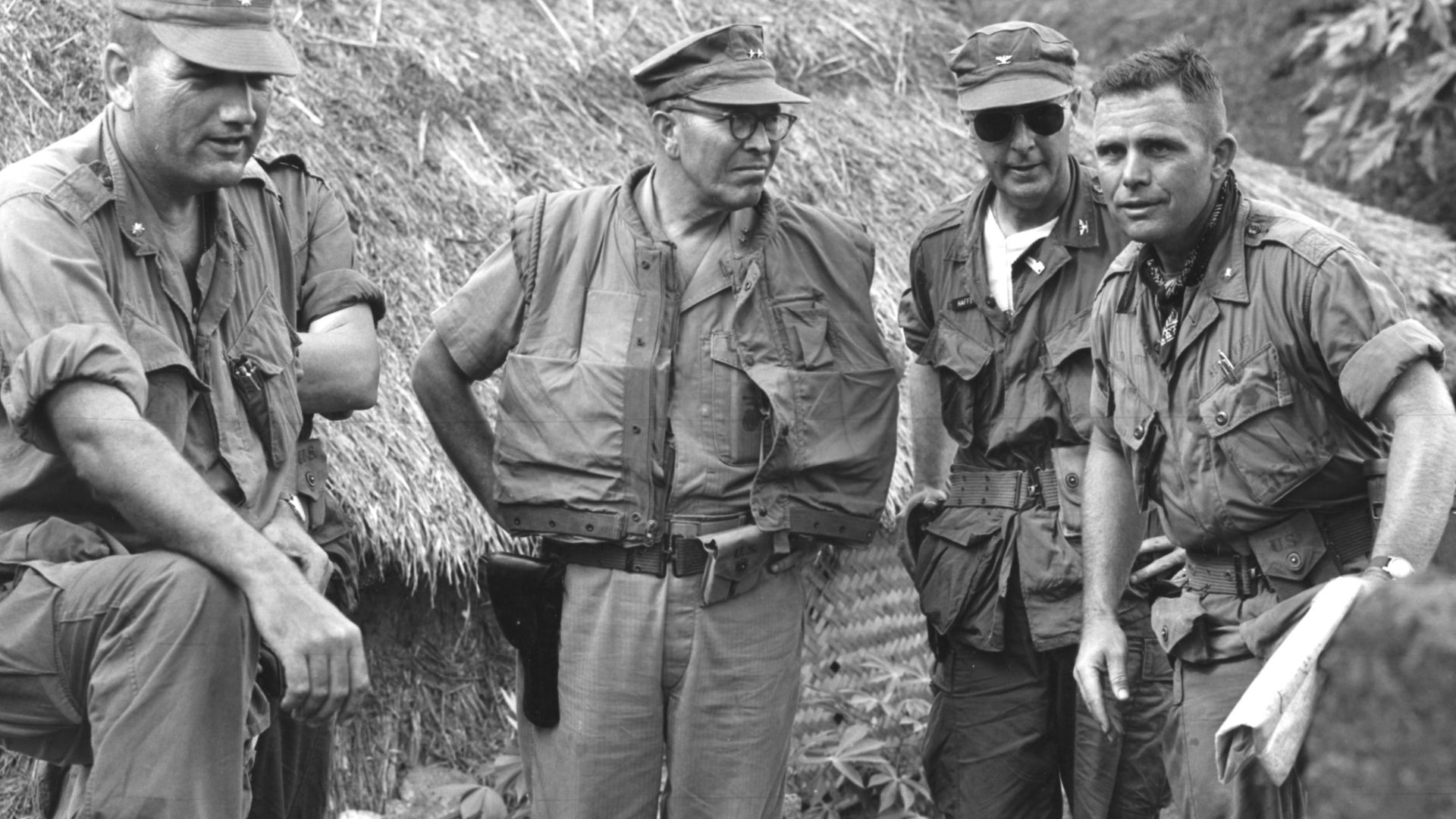 File:MG Fields and officer of 7th Marines, Vietnam 1966.jpg