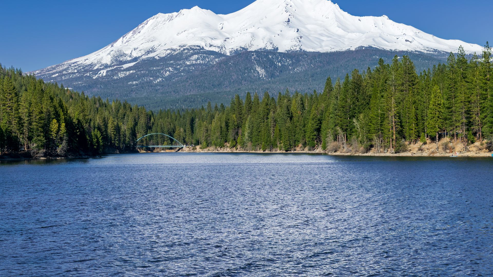 File:Mount Shasta, Lake Siskiyou, SW view.jpg
