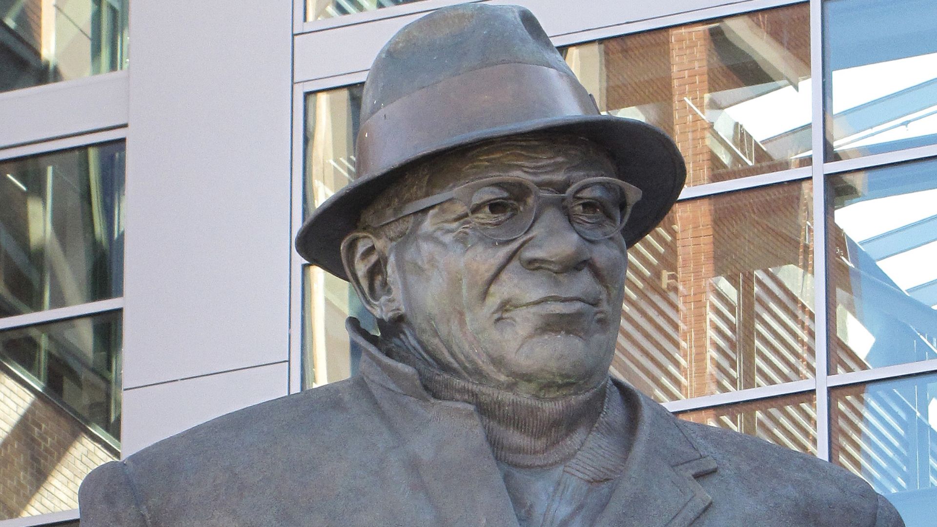 File:Vince Lombardi statue in Green Bay, WI.jpg