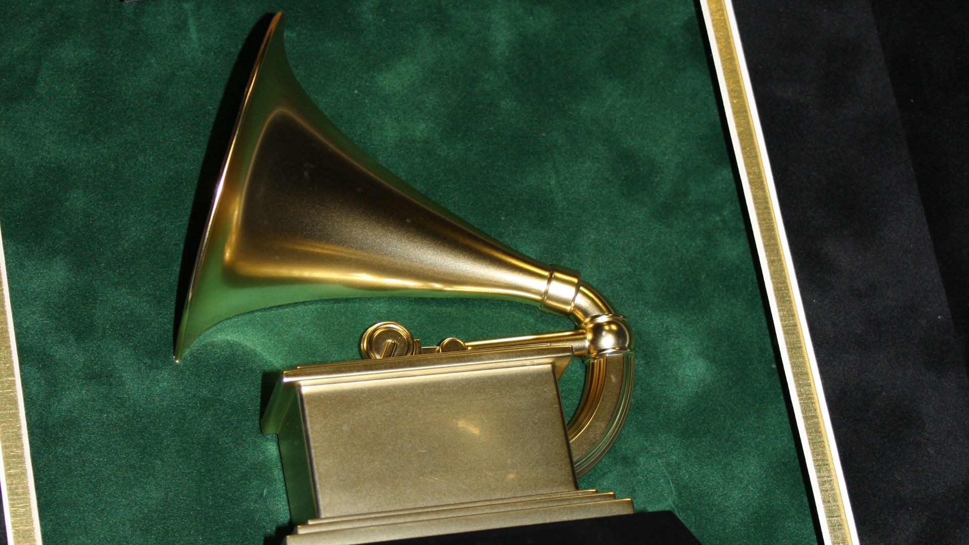 File:12-SVHS GRAMMY 2011.jpg