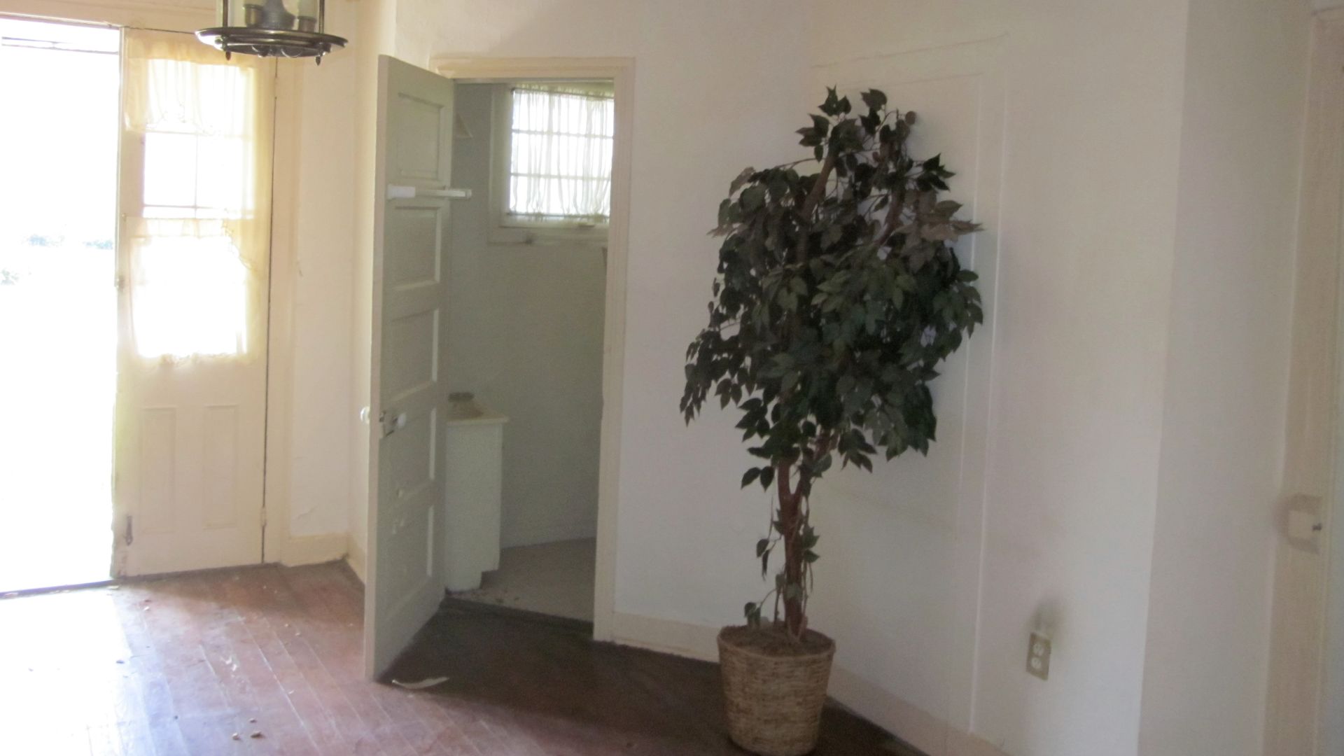 File:NMP 1780s House Interior Sala Bathroom Door.JPG